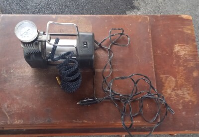 Location Mini compresseur 12 V voiture Autre à Voiron