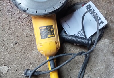 Location Meuleuse filaire dewalt 230mm Dewalt à Châteauneuf