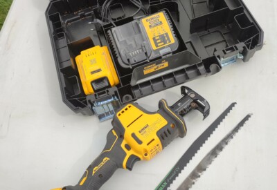 Location Scie sabre électrique Dewalt à Vouneuil-sous-Biard