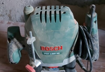 Location Défonceuse à bois électrique Bosch à Vuillafans
