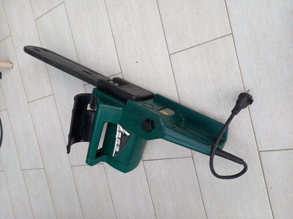 Location Tronçonneuse à bois électrique Husqvarna à Chambly