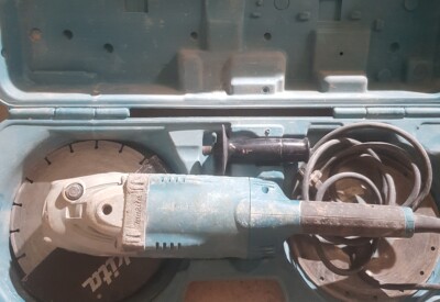 Location Meuleuse disqueuse 230mm Makita à Céret