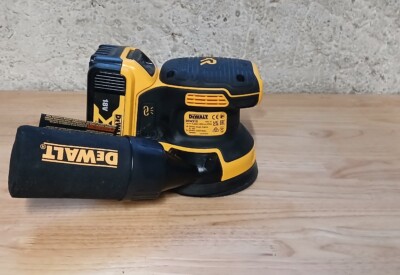 Location Ponceuse excentrique électrique Dewalt à Yerres