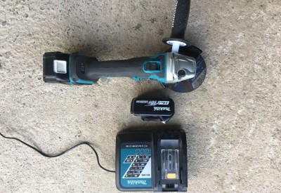 Location Meuleuse d’angle a batterie makita 125 mm à Laillé