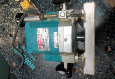 Location Défonceuse à bois électrique Makita à Ambazac