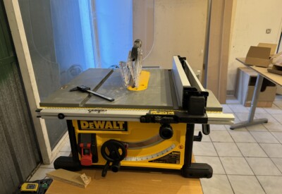 Location Scie circulaire sur table électrique Dewalt à Bourg-en-Bresse