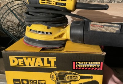 Location Ponceuse excentrique électrique Dewalt à Asnières-sur-Seine