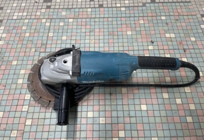 Location Meuleuse disqueuse 230mm Makita à Mexy