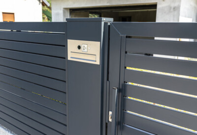 Aménagement extérieur : pourquoi choisir un portail en aluminium ?