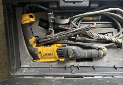 Location Perceuse à percussion électrique Dewalt à Sainte-Tréphine