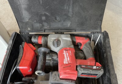 Location Burineur perforateur sans fil électrique Milwaukee à Pornic