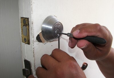 Clé perdue ou porte claquée ? Voici pourquoi vous devez faire appel à un serrurier