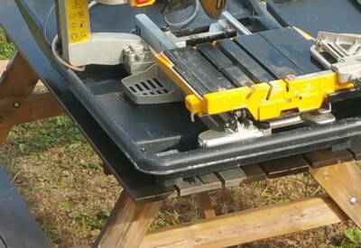 Location Coupe carreaux électrique Dewalt à Reyniès