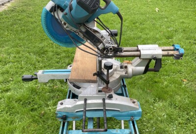 Location Scie à onglet radiale sur table électrique Makita à Cézac
